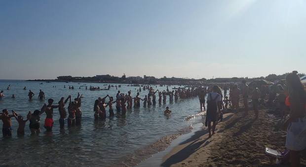 Basta Lidi Una Catena Umana Per Difendere La Spiaggia Libera